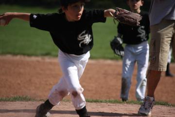 Jonathan throws to 1st